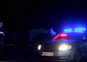 E RËNDË/  Automjeti i OSHEE bie në lumin Drin, humbin jetën dy elektriçistët