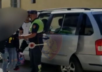 Transportonte emigrantë të paligjshëm dhe mbante drogë në banesë, arrestohet 30-vjeçari në Pogradec