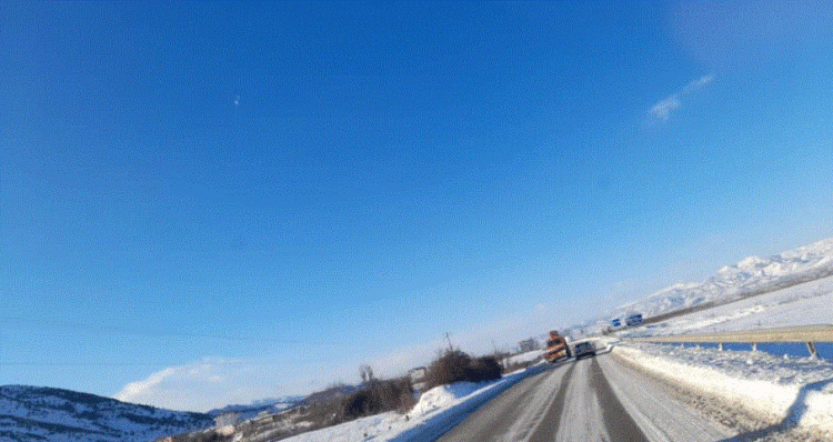 Borë dhe ngrica në rrugë, ARSH njofton qytetarët: Bëni kujdes! Akset ku duhet të qarkullohet me zinxhira