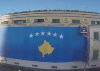 ‘Ja kshu bohet!’, Bashkia e Tiranës ‘vishet’ me flamurin e Kosovës për Ditën e Pavarësisë
