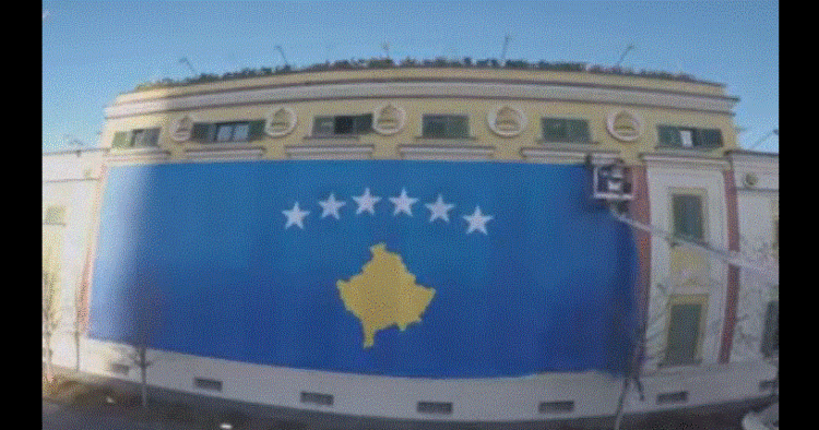 ‘Ja kshu bohet!’, Bashkia e Tiranës ‘vishet’ me flamurin e Kosovës për Ditën e Pavarësisë