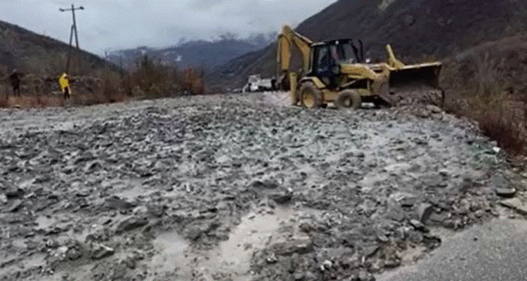 Rrëshqitje dherash në aksin Shëngjergj- Tiranë, bllokohen rrugët