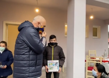 Rama i drejtohet djalit të vogël: Do ta paguash atë dhomën, për çdo tullë nga një 10-të ose do shkosh në kasolle