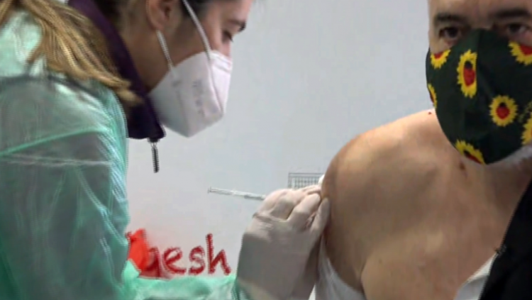 Doza e dytë kundër COVID-19/ Sërish kryeministri Rama e merr i pari: Në shkurt vijnë 40.000 doza të tjera