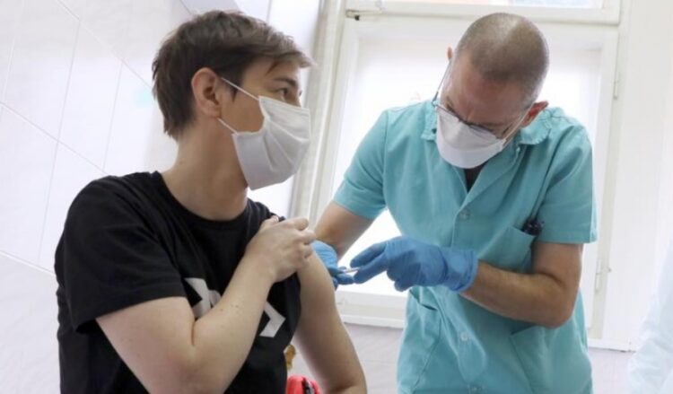 Serbia vijon me ritëm të shpejt vaksinimin, del para gjithë vendeve të Evropës, për dy javë 450 mijë njerëz kanë marrë dozat