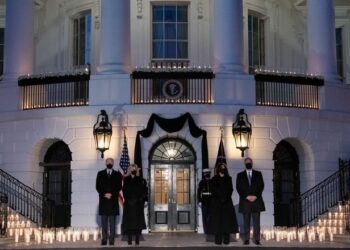Mbi 500 mijë jetë të humbura nga COVID-19, presidenti Joe Biden dhe e gjithë SHBA-ja, një minutë heshtje në nder të viktimave