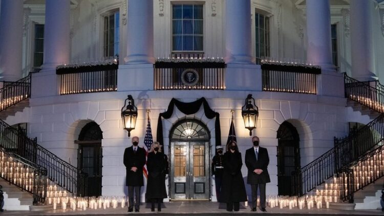 Mbi 500 mijë jetë të humbura nga COVID-19, presidenti Joe Biden dhe e gjithë SHBA-ja, një minutë heshtje në nder të viktimave