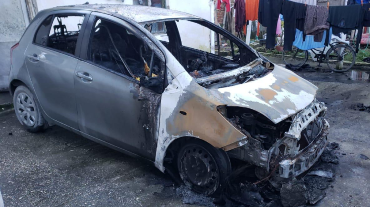 Vëllait i dogjën makinën, flet motra e 32- vjeçarit: Autori mund të jetë ish- bashkëshorti