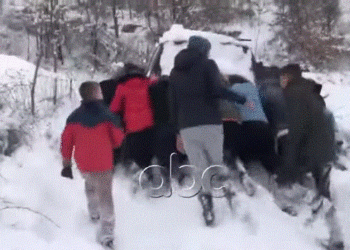 Tragjike!/ Të rinjtë shtyjnë makinën e mbetur në mes borës për të mbërritur në spital, e moshuara vdes rrugës