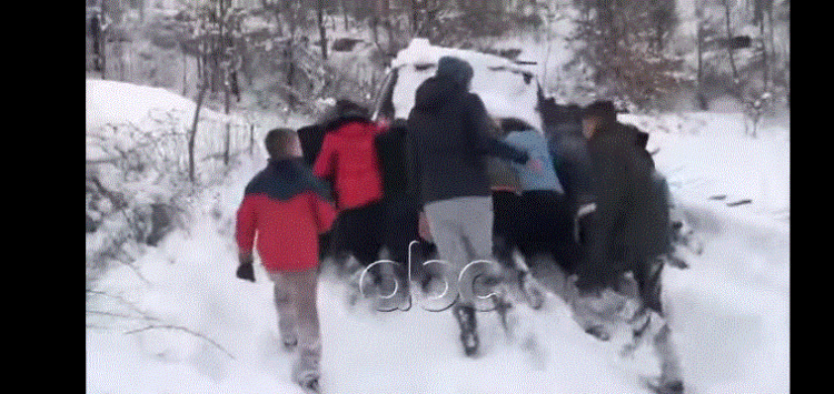 Tragjike!/ Të rinjtë shtyjnë makinën e mbetur në mes borës për të mbërritur në spital, e moshuara vdes rrugës