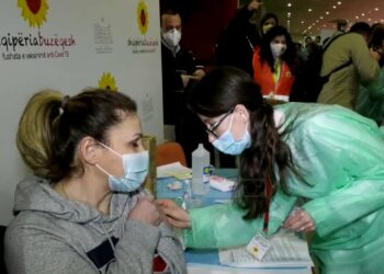 “The Economist”: Shqipëria do të arrijë të vaksinojë 60-70% të popullsisë deri në fund të vitit 2022