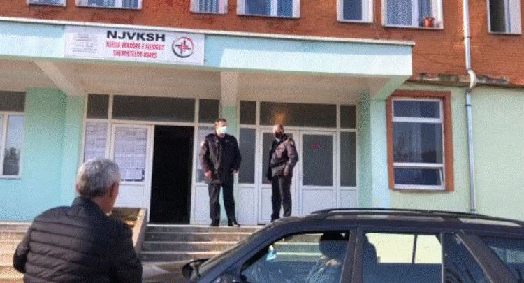 Mbërrijnë vaksinat e para në Kukës, pasdite nis vaksinimi i mjekëve dhe infermierëve