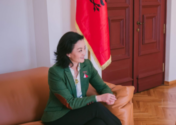 Zgjedhjet e 25 prillit/ Ambasadorja Kim i shkon në zyrë kreut të KQZ-së