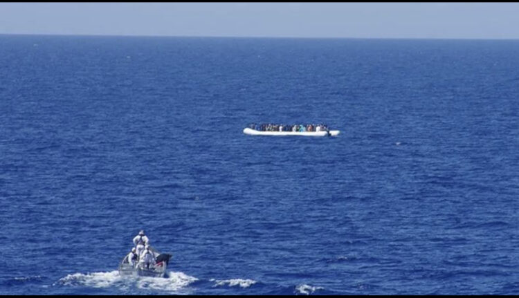 Hidhen në det nga kontrabandues njerëzish, humbin jetën 20 emigrantë nga Afrika