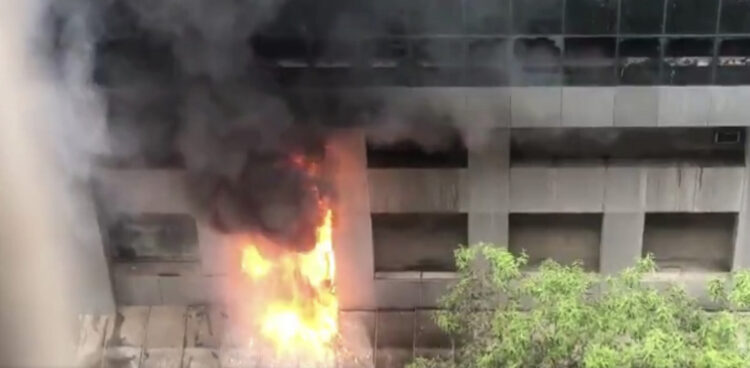 Bie zjarr në një spital COVID-i në Indi, ndërrojnë jetë nëntë pacientë