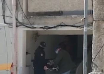 Gruaja e mbajti të vdekur në shtëpi, dyshohet se burri ka vdekur 2 ditë më parë, fqinjët: Kohët e fundit ishte bërë agresive