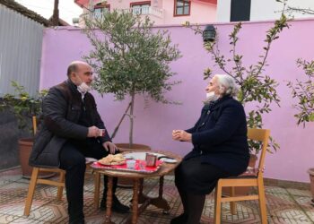 “…Është këshilltarja e jetës sime!” Deputeti Vullnet Sinaj uron nënën dhe gjithë gratë në këtë 8 Mars: Sot nderojmë burimin e jetës