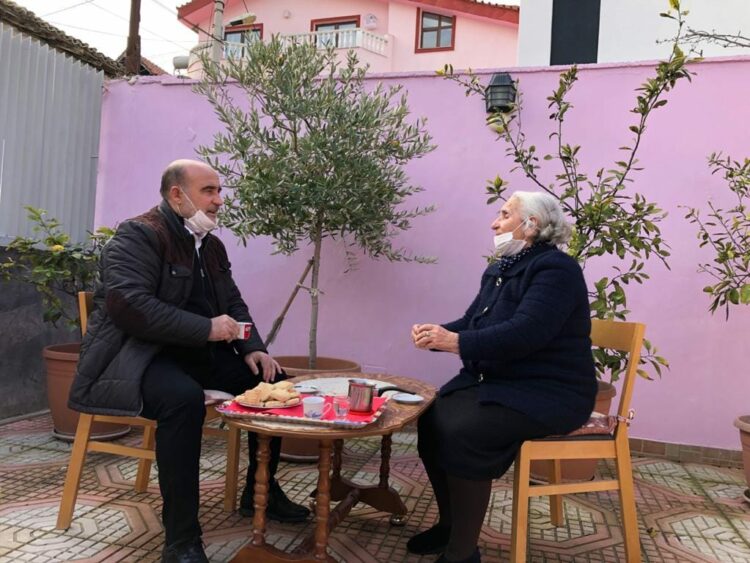 “…Është këshilltarja e jetës sime!” Deputeti Vullnet Sinaj uron nënën dhe gjithë gratë në këtë 8 Mars: Sot nderojmë burimin e jetës