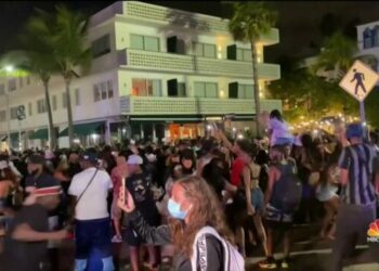Plazhet e Miamit të mbushura me turma njerëzish që festojnë ‘të shfrenuar’ në rrugë, qeveria vendos ‘shtetrrethim’