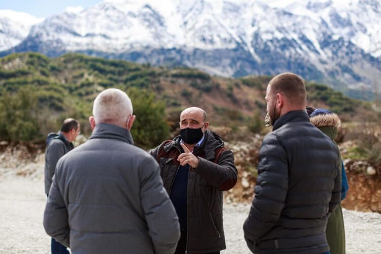 Ndërtimi në rrugën e lumit të Vlorës/ Deputeti Vullnet Sinaj: Shumë punë është bërë, akoma më shumë do të bëhet!