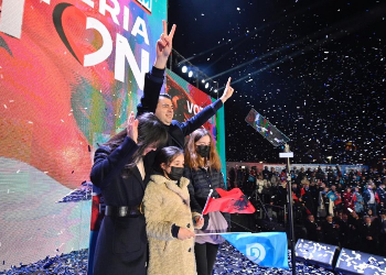 PD hap fushatën, Basha në podium me vajzat dhe bashkëshorten