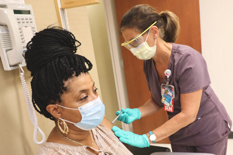 Themeluesit e BioNTech/Pfizer parashikojnë përfundimin e masave kufizuese