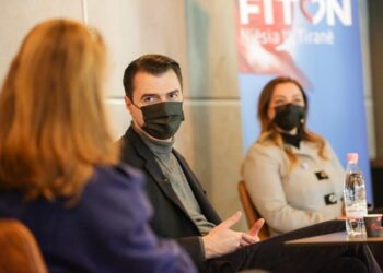 Basha me mësuesit e arsimit parauniversitar: Nuk do të ndëshkoheni prej qëndrimeve të kundërta politike