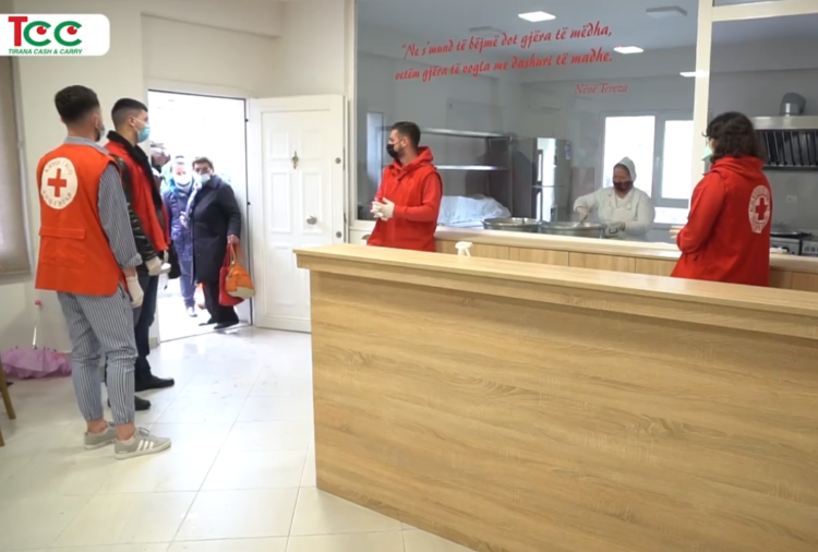 1 MUAJ GATIM FALAS PËR QYTETARËT NË NEVOJË/ Nisma më e re e kompanisë Tirana Cash & Carry së bashku me Kryqin e Kuq