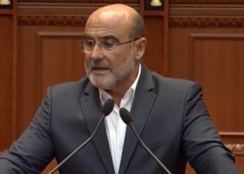 “Kartolina më e bukur për 7 Marsin!” Deputeti Vullnet Sinaj shpreh mirënjohjen për gjithë mësuesit. Takim me mësuesen e tij të parë