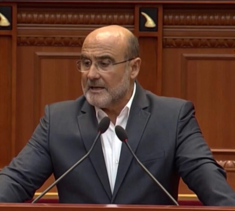 “Kartolina më e bukur për 7 Marsin!” Deputeti Vullnet Sinaj shpreh mirënjohjen për gjithë mësuesit. Takim me mësuesen e tij të parë