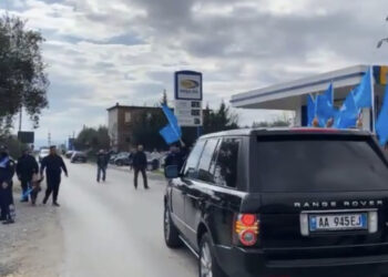 Basha pritet me ovacione nga simpatizantët e PD në Elbasan, një vajzë i vendos verore