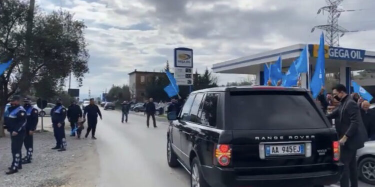 Basha pritet me ovacione nga simpatizantët e PD në Elbasan, një vajzë i vendos verore