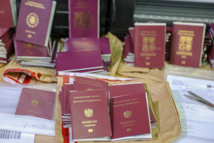 Falsifikuan dokumente, arrestohen 12 persona në Prishtinë, të përfshirë EUROPOL dhe policia shqiptare