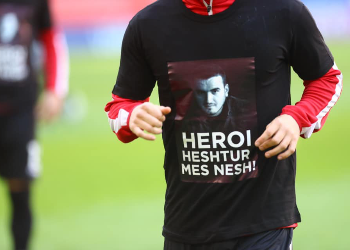 Futbollistët e Kombëtares nderojnë Arjan Salën, heroin që humbi jetën te “Casa Italia”