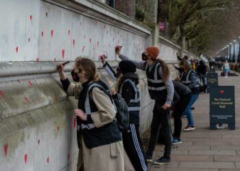 Në nder të viktimave të Covid-19, parlamenti britanik mbushet me 150.000 zemra të pikturuara me dorë