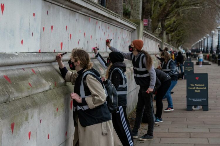 Në nder të viktimave të Covid-19, parlamenti britanik mbushet me 150.000 zemra të pikturuara me dorë