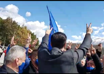 Basha në Gjirokastër/ Qytetarët e presin me thirrje dhe ovacione: Rama ik!