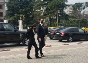 FOTO/ Basha dhe bashkëshortja e tij marrin pjesë në homazhet e Bashkim Finos