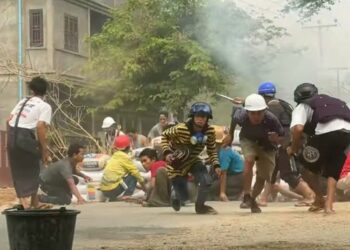 Tmerr në rrugët e Mianmar/ Qëllohet për vdekje 7- vjeçarja në protestë