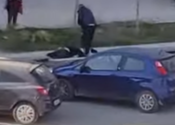 Tronditet Vlora! Ekzekutohet me armë zjarri i riu, autori ka qëlluar nga makina, PAMJET e rënda teksa viktima është i shtrirë përtokë