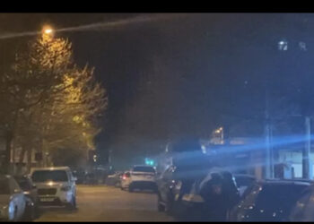 Vendi nuk gjen qetësi/ Qëllohet me armë zjarri drejt një makine në Tiranë