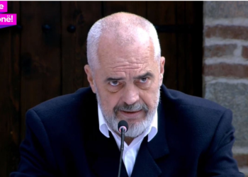 Rama komenton grumbullimet e Bashës në Fier: Vetë hipur mbi makinë, nën këmbë ta hajë kush ta hajë