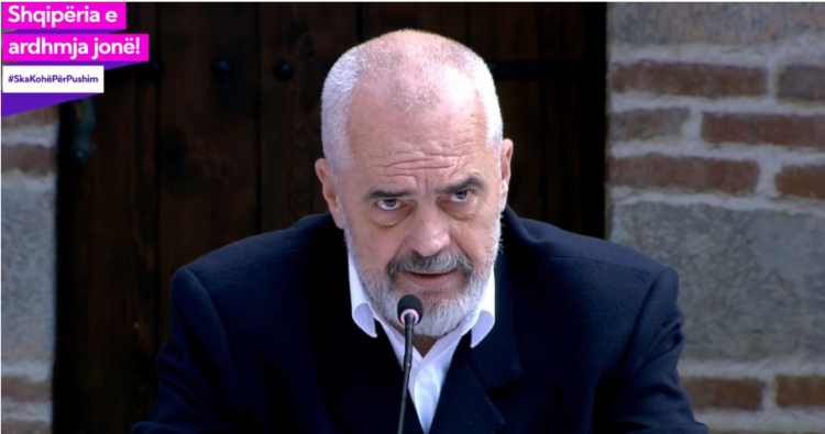 Rama komenton grumbullimet e Bashës në Fier: Vetë hipur mbi makinë, nën këmbë ta hajë kush ta hajë