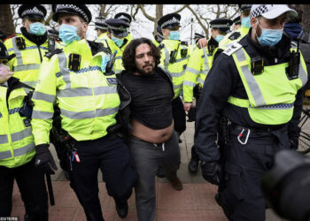 Protesta kundër masave anti-Covid në Londër, me mijëra njerëz dalin në rrugë pa maska