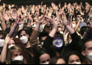 5 mijë adhurues të muzikës marrin pjesë në një koncert në Barcelonë, testi i shpejtë dhe maska pjesë e biletës