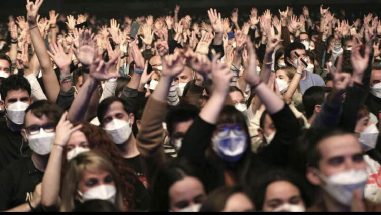 5 mijë adhurues të muzikës marrin pjesë në një koncert në Barcelonë, testi i shpejtë dhe maska pjesë e biletës