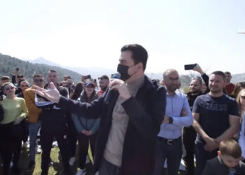 Basha piknik me studentët: Sot s’ka politike, më presin detyra të veçanta, do skuq salçiçe