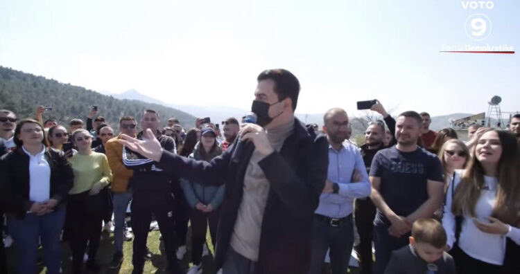 Basha piknik me studentët: Sot s’ka politike, më presin detyra të veçanta, do skuq salçiçe