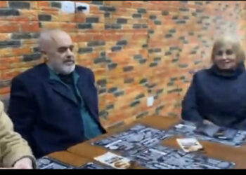 Rama ulet të hajë pica në Krujë, batuta me Bushin: Kush është 8 more, Kujtim Gjuzi? Ekonomin për të ngrënë e keni njish këtu, mua për hudhër