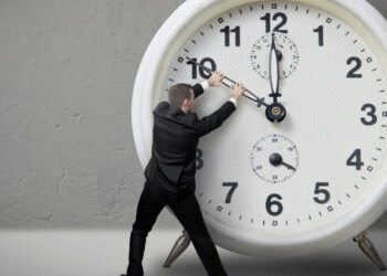 Sot akrepat e orës shkuan 60 minuta para, do të flemë më pak, por ditët do jenë më të gjata